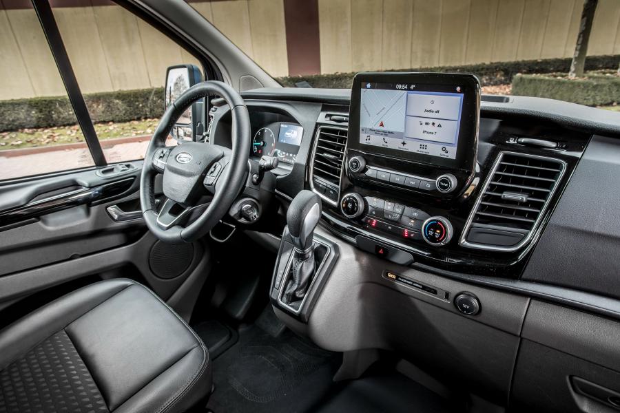 Интерьер Ford Transit Custom Sport 2017 года  (WW) (фото 15 из 24)
